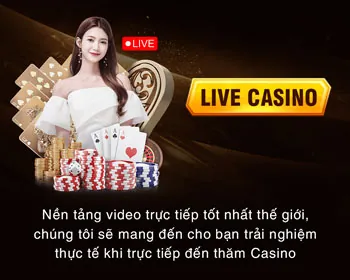 Các lá bài và chip Baccarat trên bàn chơi